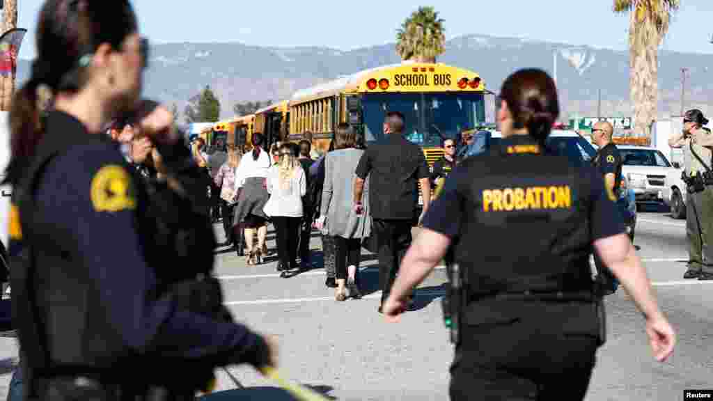 Des policiers évacuent les passants et autres curieux, San Bernardino, Californie, 2 décembre 2015. 