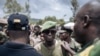 Un commandant local de l'Union des Révolutionnaires pour la Défense du Peuple Congolais / Coopérative pour le Développement du Congo armé est rassuré par d'anciens chefs de guerre sur le processus de démobilisation dans le village de Wadda, en Ituri, le 19 septembre 2020.