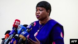 La procureure de la Cour pénale internationale, Fatou Bensouda, donne une conférence de presse à Khartoum, la capitale du Soudan, le 20 octobre 2020, à l'issue de sa visite de cinq jours dans le pays.