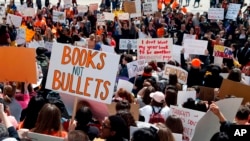 Ratusan pelajar dalam demonstrasi memprotes kekerasan bersenjata di Capitol, St. Paul, 20 April 2018.