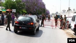 Keamanan di luar barak militer Bouchoucha, Tunisia, ditingkatkan pasca terjadinya penembakan yang melukai delapan orang, 25 Mei 2015 (Foto: M. Krit/VOA). 