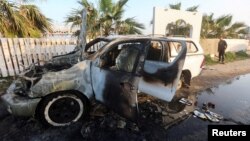 Sebuah kendaraan yang digunakan pegawai World Central Kitchen (WCK), termasuk warga asing, tewas dalam serangan udara Israel di Deir Al-Balah, di Gaza tengah, Jalur Gaza, 2 April 2024. (Foto: REUTERS/Ahmed Zakot)