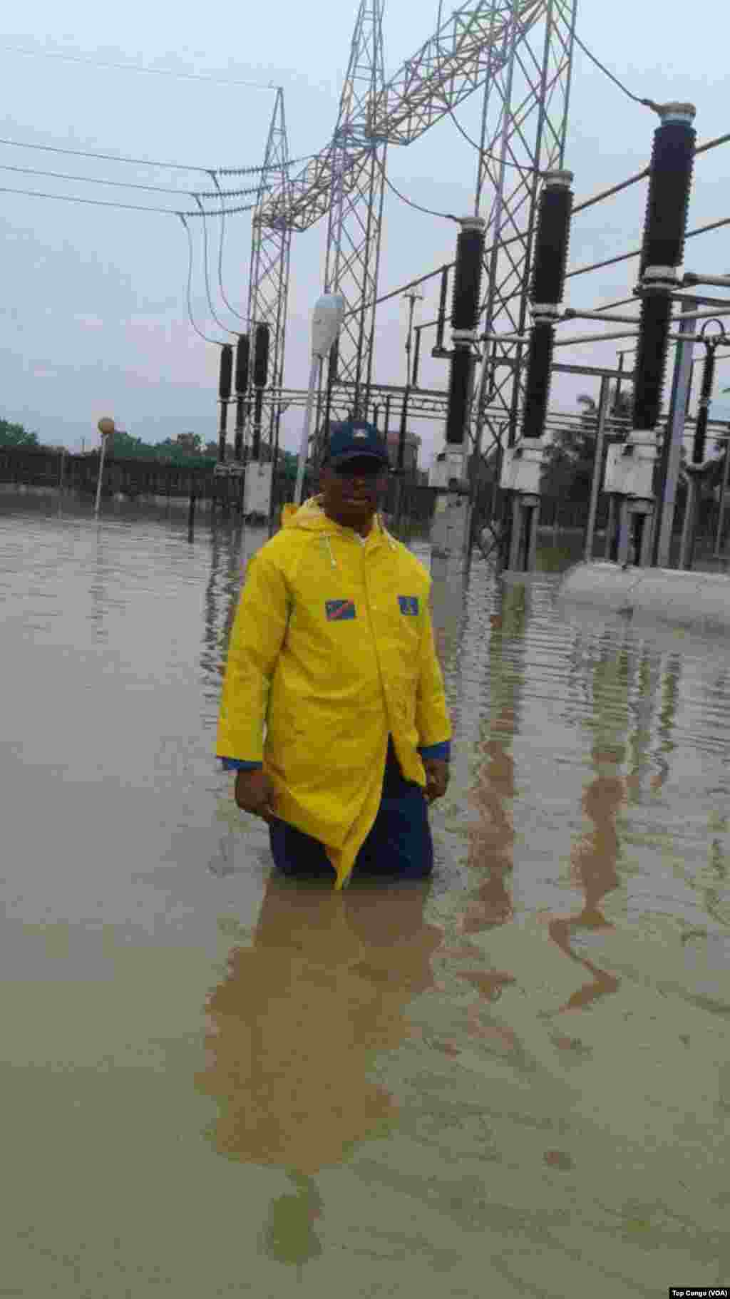 Un agent de la Société nationale d’électricité (SNEL) dans une station inondée, à Kinshasa, le 4 janvier 2017. (VOA/TopCongo)