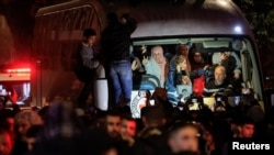 Oslobođeni palestinski zatvorenici stižu u Ramallah na Zapadnoj obali, 20. januar 2025. (Foto: REUTERS/Mussa Qawasma)