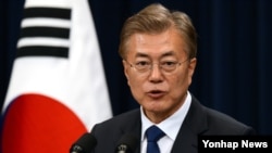 Presiden terpilih baru Korea Selatan Moon Jae-in memberikan keterangan kepada media dalam konferensi pers di Kantor Kepresidenan Korea Selatan, Blue House di Seoul, 10 Mei 2017. (Foto: dok).