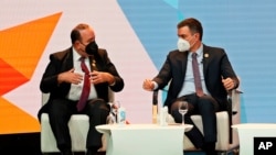 El presidente de Guatemala, Alejandro Giammattei, a la izquierda, y el presidente del Gobierno de España, Pedro Sánchez, participan en la cumbre de líderes latinoamericanos en Andorra. Abril 20, 2021. 
