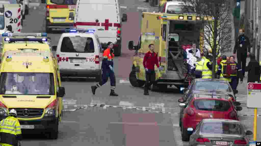 一名在布鲁塞尔地铁站爆炸案中受伤的女子由救护人员送上救护车。(2016年3月22日)