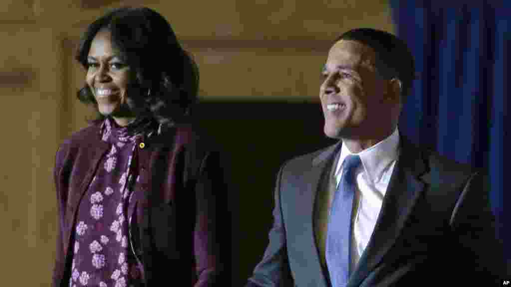 La première dame Michelle Obama, à gauche, et le candidat démocrate au poste de gouverneur de Maryland, le vice-gouverneur Anthony Brown, marchent ensemble sur le podium lors d'un rassemblement appelant au vote, le lundi 3 novembre 2014, à Baltimore. Les électeurs du Maryland choisissent,mardi 4 novembre 2014, un successeur au gouverneur de à Maryland, Martin O'Malley.