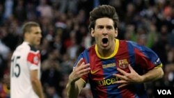 Bintang Barcelona Lionel Messi (kanan) dinilai sebagai salah satu pemain terbaik dunia.