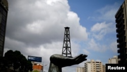 Una escultura se ve fuera de un edificio de la petrolera estatal venezolana PDVSA en Caracas, el 14 de junio de 2016. Foto: Reuters.