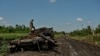 Українські військові знищили або знерухомили понад 220 російських бойових машин, що еквівалентно 6 батальйонам техніки, йдеться в розсекречених даних США. Архівне фото: український військовий на зруйнованому російському танку 