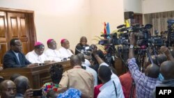 Le président de la Conférence épiscopale nationale du Congo (CENCO), l'archevêque Marcel Utembi, (au centre) et d'autres évêques lors d'un événement à Kinshasa le 1er janvier 2017.