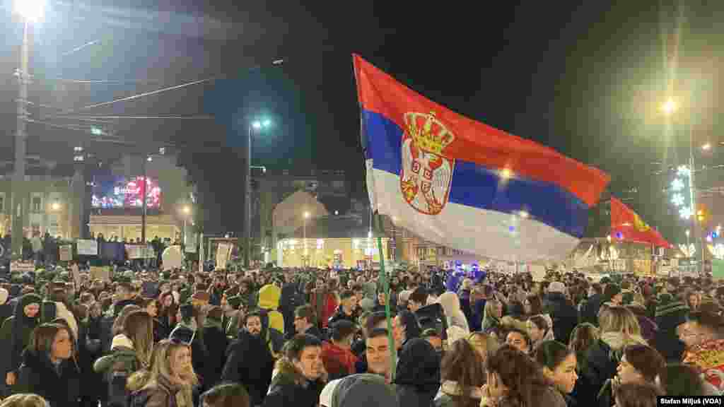 Na beogradskom Trgu Slavija u nedelju 22. decembra održan je veliki antivladin protest studenata i građana koji traže odgovornost za pad nadstrešnice železničke stanice u Novom Sadu 1. novembra i pogibije petnaestoro ljudi (Foto: VOA/Stefan Miljuš)
