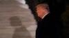 El presidente Donald Trump llega al jardín sur de la Casa Blanca el martes 12 de enero de 2021 en Washington. El presidente regresaba de Texas. [Foto de AP]