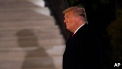 El presidente Donald Trump llega al jardín sur de la Casa Blanca el martes 12 de enero de 2021 en Washington. El presidente regresaba de Texas. [Foto de AP]