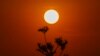 Sale el sol en medio de altas temperaturas en Ciudad de México, el 23 de mayo de 2024. 