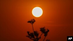 Sale el sol en medio de altas temperaturas en Ciudad de México, el 23 de mayo de 2024. 
