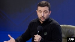 Presiden Ukraina Volodymyr Zelenskyy berbicara dalam konferensi pers di Kyiv pada 23 Februari 2025. (Foto: AFP/Tetiana Dzhafarova)