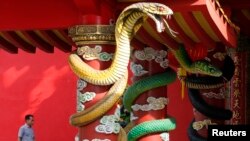 一位华裔马来西亚人抵达科伦坡郊外的一座被称为“蛇庙“的寺庙,人们将在这里举行中国新年的庆祝活动