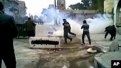 Des manifestants couvrent leur tête à Damas, Syrie, le 30 décembre 2011.