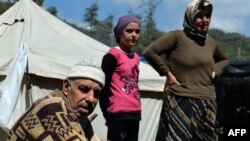 Photo d’archives : des refugiés syriens sont vus, ici, dans un camp de réfugiés improvisé à quelques kilomètres de la frontière entre la Syrie et la Turquie, le 23 avril 2013.