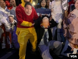 洛杉磯萬聖節“胡锦濤”再次被带走。（美國之音 张木林）