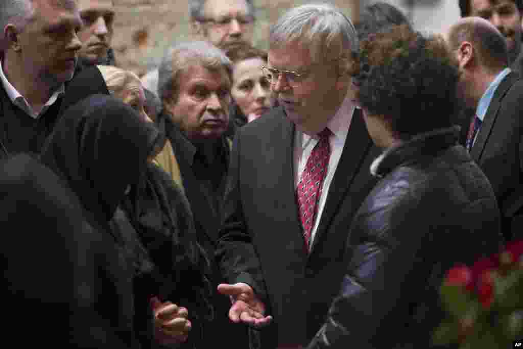 AQSh elchisi Jon Tefft marhumning do'stlari va yaqinlari bilan