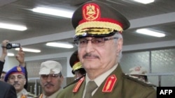 Le général libyen Khalifa Haftar lors de la cérémonie de son investiture en tant que nouveau chef de l'armée nationale libyenne, à Tobrouk, 15 mars 2015.