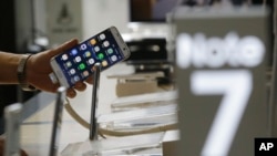 Seorang pembeli memegang ponsel Samsung Electronics di Seoul, Korea Selatan (2/9). 