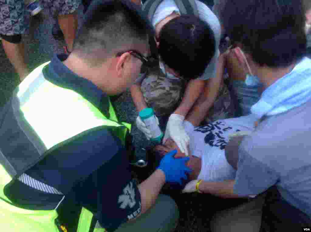港人聲援佔中抗拒警方封鎖中環金鐘多處癱瘓(美國之音海彥拍攝)