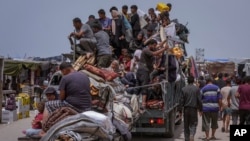 Palestinos que huyen de la ciudad de Rafah, en el sur de Gaza, durante una ofensiva terrestre y aérea israelí en la ciudad el martes 28 de mayo de 2024.