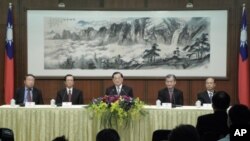 连战召开APEC行前记者会