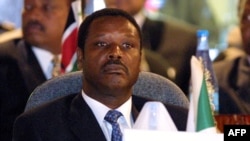 L'ancien président du Burundi, Pierre Buyoya écoute les conclusions de la réunion sur les négociations de paix pour son pays à Arusha, Tanzanie, 26 février 26, 2001. 
