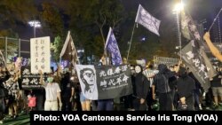 參與六四31周年維園燭光集會的年輕人，揮舞反送中運動及香港獨立的旗幟 （攝影：美國之音湯惠芸）