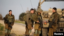 Serdadu Israel berdiri dekat sebuah jip militer dekat pagar perbatasan dengan Jalur Gaza bagian selatan dekat Kibbutz Nirim, Israel, 17 Februari 2018 (foto: REUTERS/Amir Cohen)