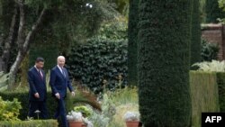美国总统拜登与中国国家主席习近平结束双边会谈后一起漫步在费罗丽庄园。(2023年11月15日)