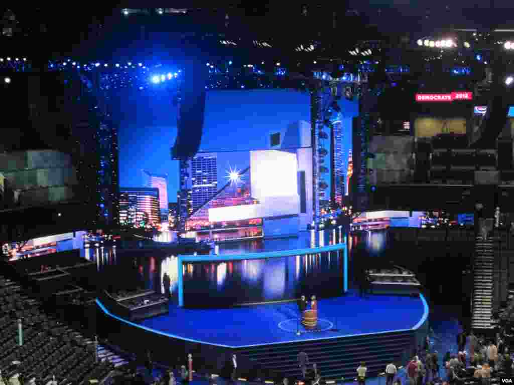Le Time Warner Cable Arena à Charlotte, accueille la Convention 2012 du parti democrate. (N. Pinault/VOA)