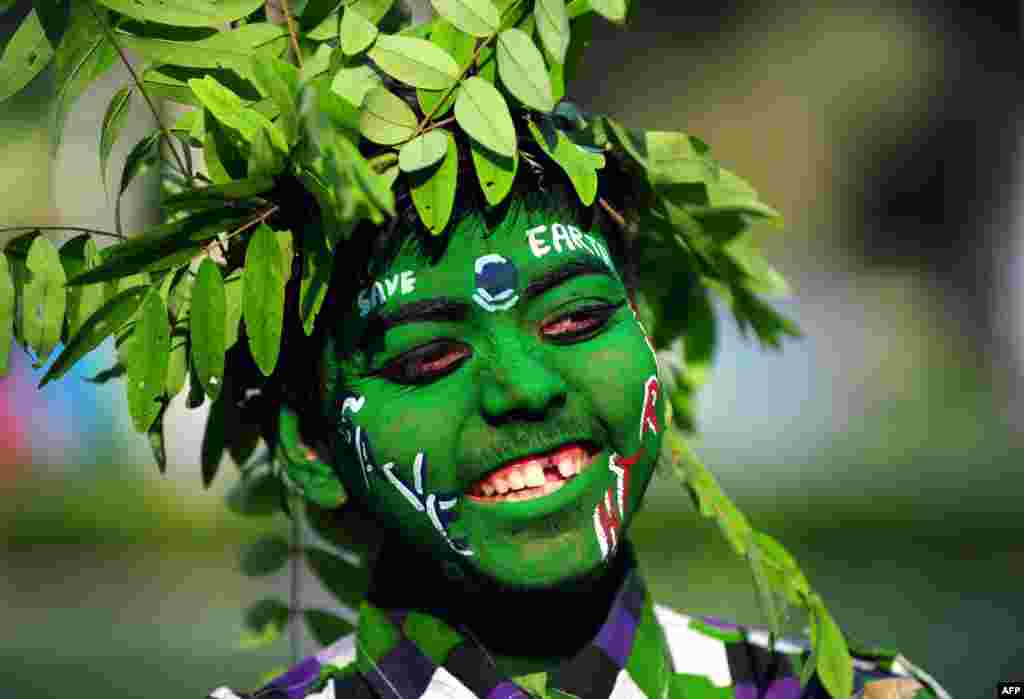 Seorang remaja di Allahabad, India, dalam perayaan Hari Bumi. (AFP/Sanjay Kanojia)