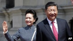 ARCHIVO - El presidente de China, Xi Jinping, y su esposa, Peng Li Yuan, llegan al palacio de gobierno en Lima, Perú, el 21 de noviembre de 2016. 