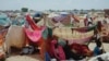 Des femmes qui ont fui la guerre au Soudan se reposent dans un camp de réfugiés à Adré, au Tchad, le samedi 5 octobre 2024.