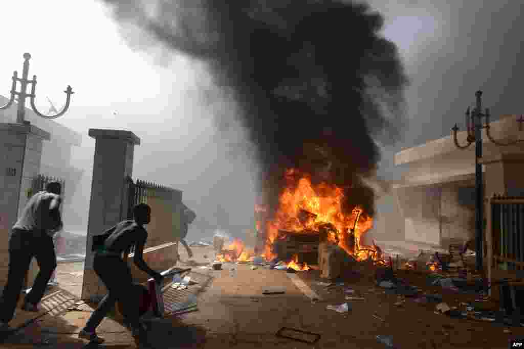 G'arbiy Afrikadagi davlat, Burkina Fasoda prezident Bleyz Kompraore 27 yillik boshqaruvdan keyin ishdan ketdi. Mamlakatda o'n minglab odamlar namoyishga chiqib, rahbarning iste'fosini talab qilayotgan edi.