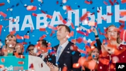 L'opposant russe Alexei Navalny, à droite, et sa femme Yulia, à gauche, célèbre à Moscou, Russie, le 24 décembre 2017. 