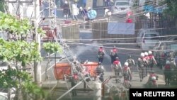 Fuerzas de seguridad se enfrentan a manifestantes en Rangún, Myanmar, el 4 de marzo de 2021. Foto de "Myanmar Now" distribuida por Reuters.