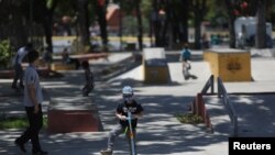 Un niño juega en un parque durante el permiso de 8 horas que las autoridades dieron a los menores de 14 años para que salgan durante la crisis del coronavirus en Caracas. Imagen de archivo del 26 de abril de 2020.