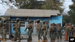 Soldados salen de la penitenciaría del Litoral tras tomar el control de la misma luego de un motín, el domingo 23 de julio de 2023, en Guayaquil, Ecuador.