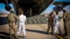 Prvi vojni avion sa pritvorenim migrantima sprema se za let u Gvantanamo, 4. februar 2025. godine (Foto: Reuters/DHS)