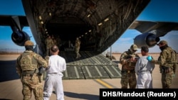 Prvi američki vojni avion koji je prevezao zatočene migrante u zatvor u Guantanamo Bayu, ukrcan je sa neodređene lokacije u SAD-u, 4. februara 2025.