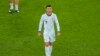 Otro aficionado intenta acercarse a Cristiano Ronaldo saltando desde las gradas