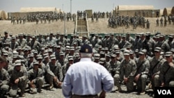 Robert Gates también se reunió con las tropas en la base de Sharana cerca de la frontera con Afganistán.