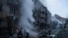 У Вишгороді на місці зруйнованого ракетним обстрілом РФ житлового будинку працюють рятувальники. 